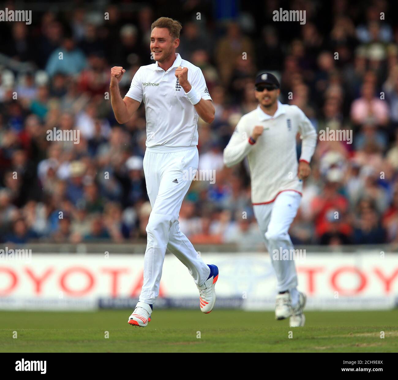 Stuart Broad in Inghilterra celebra il wicket del Dimith Karunaratne dello Sri Lanka durante il secondo giorno del 1° Investec Test a Headingley, Leeds. Foto Stock