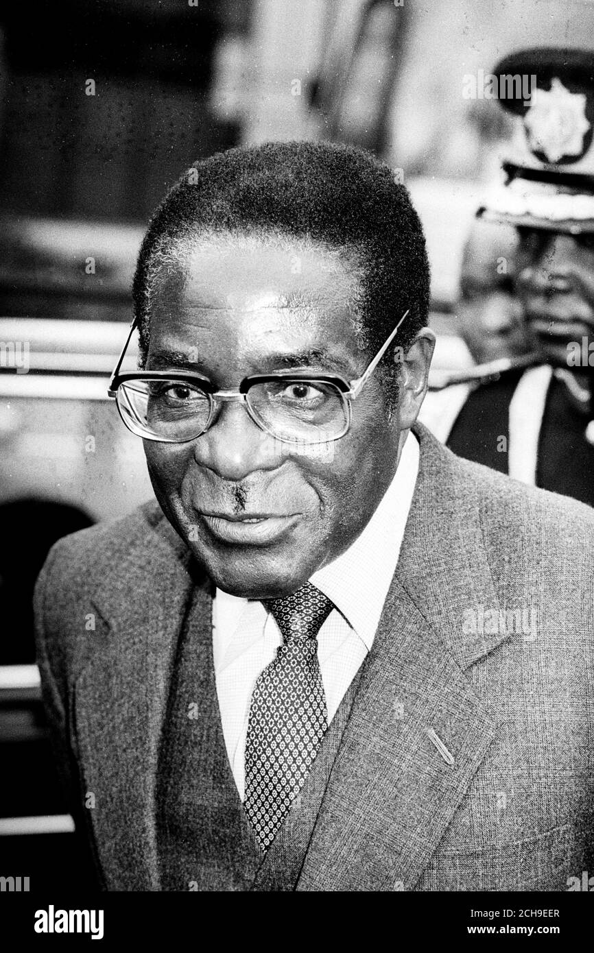 Il leader dello Zimbabwe Robert Mugabe arriva all'aeroporto di Gatwick per il mini-vertice del Commonwealth di domani a Londra. Foto Stock