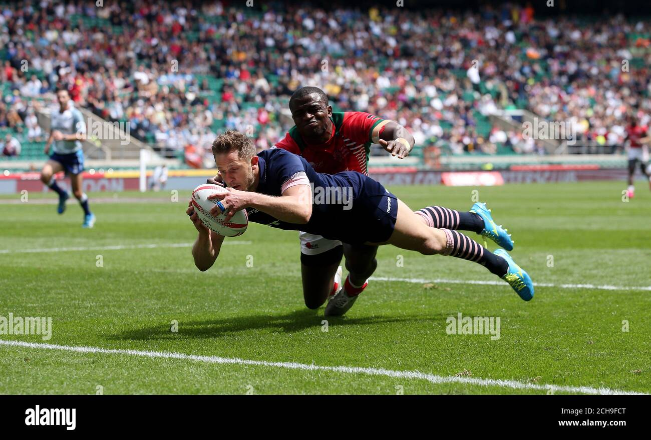 Mark Robertson, scozzese, ha provato la partita con il Kenya durante la serie mondiale HSBC Sevens allo stadio Twickenham di Londra. Foto Stock