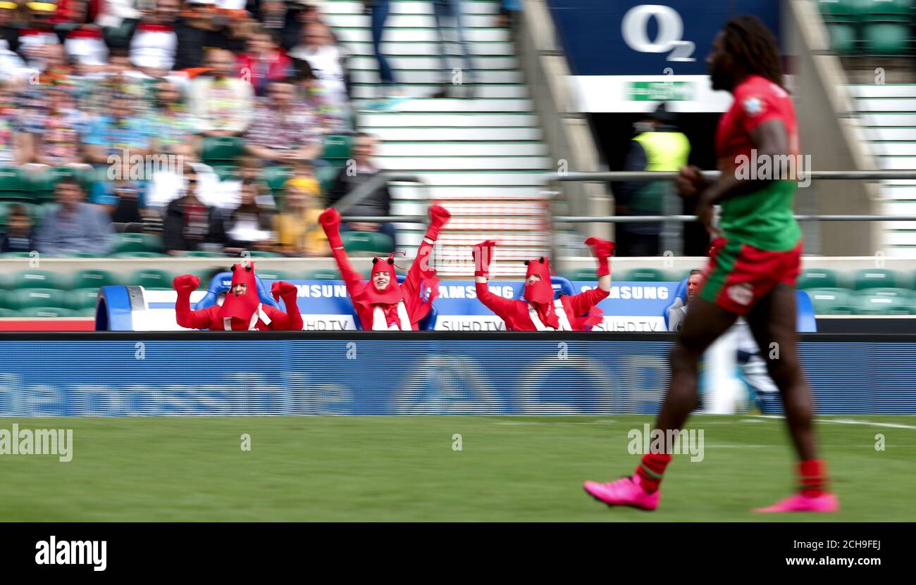 I fan del Samsung si sono seduti in movimento durante la HSBC Sevens World Series al Twickenham Stadium, Londra. Foto Stock