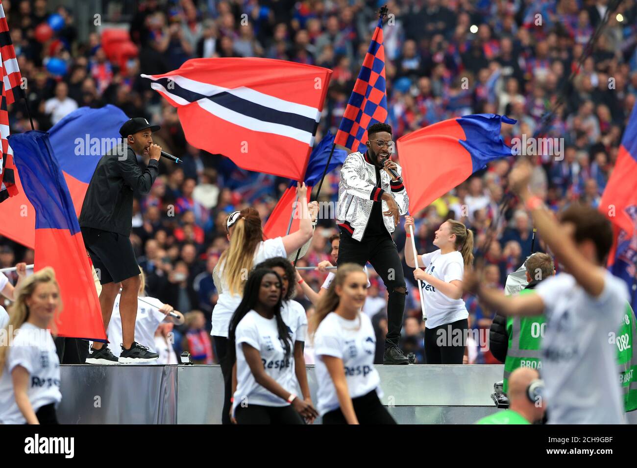 Il musicista Tinie Tempah si esibisce prima del calcio d'inizio durante la finale della fa Cup di Emirates al Wembley Stadium. PREMERE ASSOCIAZIONE foto. Data immagine: Sabato 21 maggio 2016. Guarda la storia della PA DI CALCIO finale. Il credito fotografico dovrebbe essere: Nick Potts/PA Wire. RESTRIZIONI: Nessun utilizzo con audio, video, dati, elenchi di apparecchi, logo di club/campionato o servizi "live" non autorizzati. L'uso in-match online è limitato a 75 immagini, senza emulazione video. Nessun utilizzo nelle scommesse, nei giochi o nelle pubblicazioni di singoli club/campionati/giocatori. Foto Stock