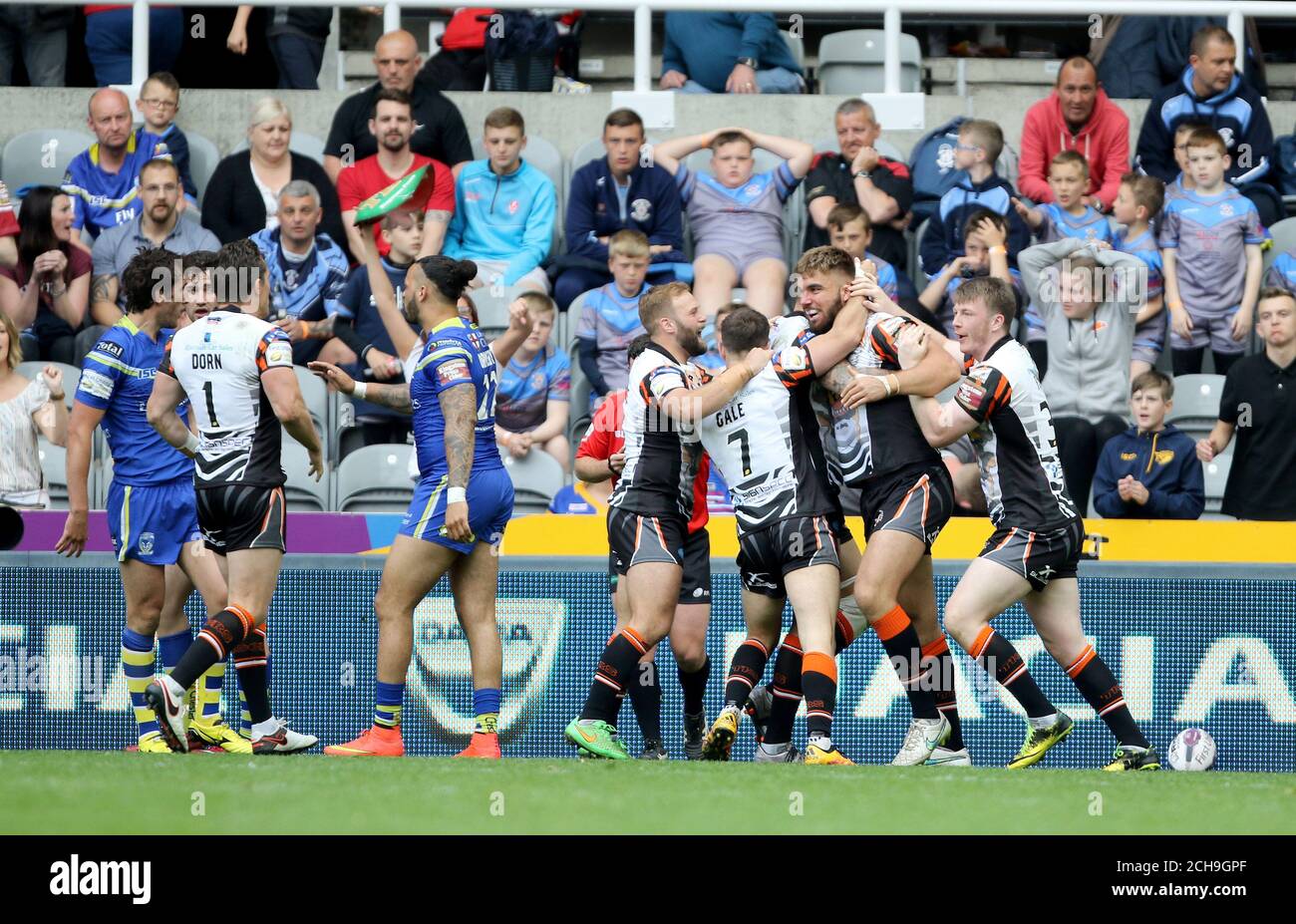 I giocatori di Castleford Tigers festeggiano con Mike McMeeken (secondo a destra), il giocatore che ha scannerito la prova, durante la partita del Dacia Magic Weekend a St James' Park, Newcastle. Foto Stock