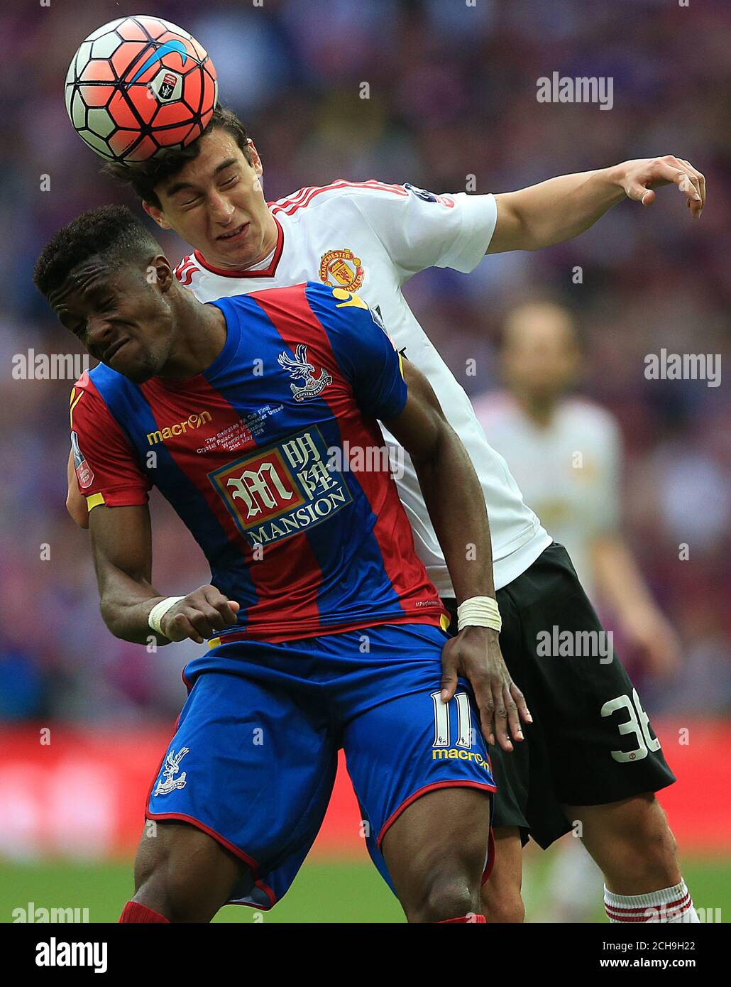 Wilfried Zaha di Crystal Palace (a sinistra) e Matteo Darmian di Manchester United combattono per la palla durante la finale della fa Cup di Emirates allo stadio Wembley. PREMERE ASSOCIAZIONE foto. Data immagine: Sabato 21 maggio 2016. Guarda la storia della PA DI CALCIO finale. Il credito fotografico dovrebbe essere: Nick Potts/PA Wire. RESTRIZIONI: Nessun utilizzo con audio, video, dati, elenchi di apparecchi, logo di club/campionato o servizi "live" non autorizzati. L'uso in-match online è limitato a 75 immagini, senza emulazione video. Nessun utilizzo nelle scommesse, nei giochi o nelle pubblicazioni di singoli club/campionati/giocatori. Foto Stock