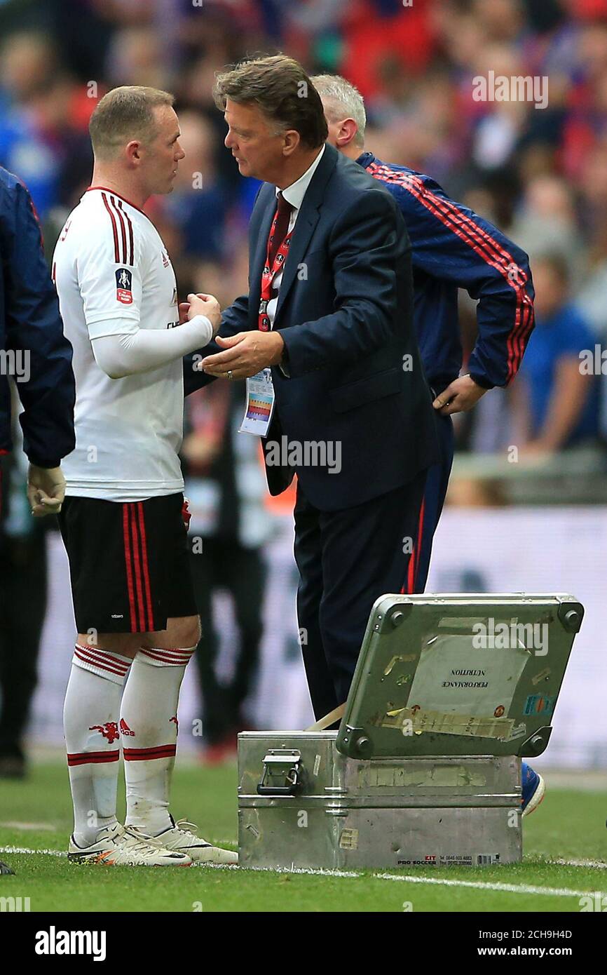 Il manager degli Stati Uniti di Manchester Louis van Gaal (a destra) parla di Wayne Rooney di Manchester United prima del tempo extra durante la finale della fa Cup di Emirates allo stadio di Wembley. PREMERE ASSOCIAZIONE foto. Data immagine: Sabato 21 maggio 2016. Guarda la storia della PA DI CALCIO finale. Il credito fotografico dovrebbe essere: Nick Potts/PA Wire. RESTRIZIONI: Nessun utilizzo con audio, video, dati, elenchi di apparecchi, logo di club/campionato o servizi "live" non autorizzati. L'uso in-match online è limitato a 75 immagini, senza emulazione video. Nessun utilizzo nelle scommesse, nei giochi o nelle pubblicazioni di singoli club/campionati/giocatori. Foto Stock