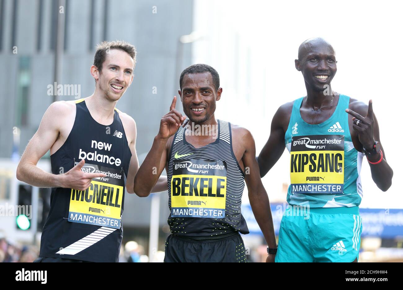 Il Kenenisa Bekele di Ethia (centro) celebra dopo aver vinto la gara maschile davanti al secondo posto del Kenya Wilson Kipsang Kiprotich (a destra) e terzo posto l'australiano David McNeill durante la Grande corsa di Manchester del 2016. Foto Stock