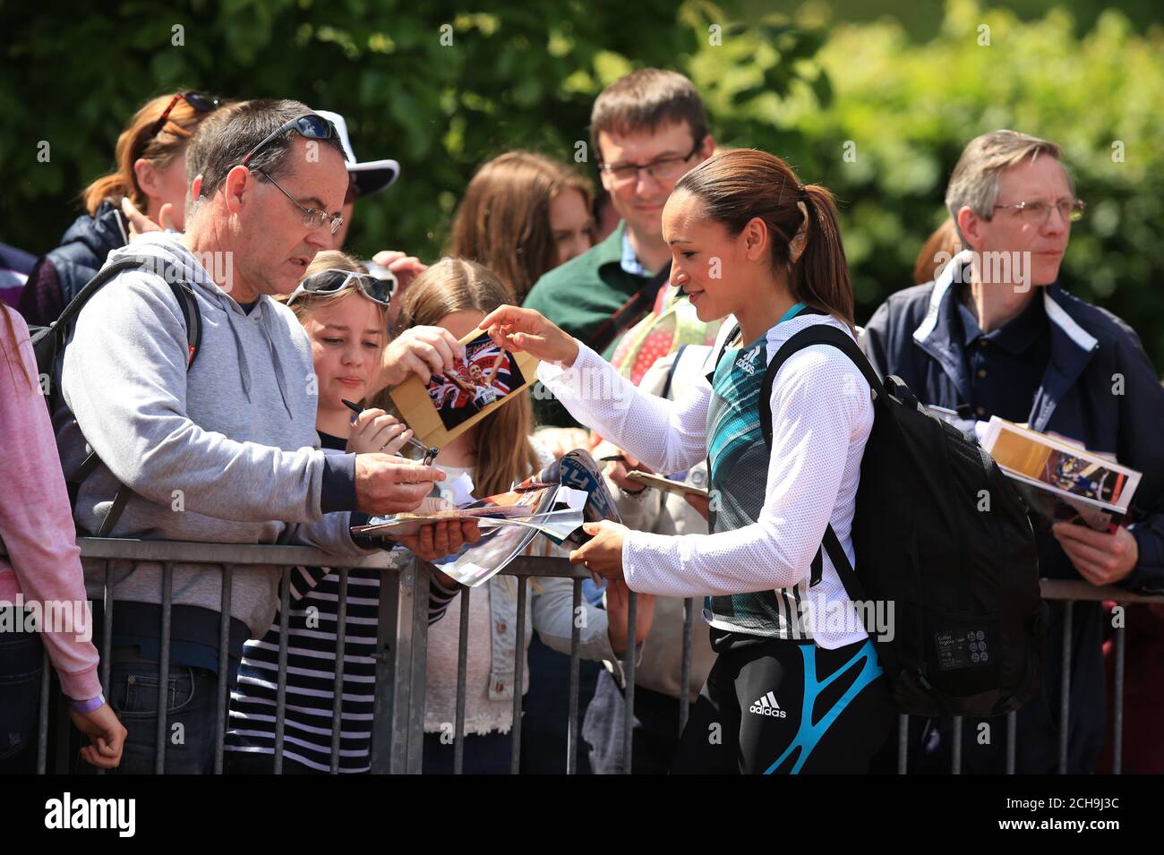 Jessica Ennis-Hill firma autografi dopo aver garbato nel giavellotto femminile durante l'evento di atletica internazionale di Loughborough allo stadio di atletica Paula Radcliffe. Foto Stock