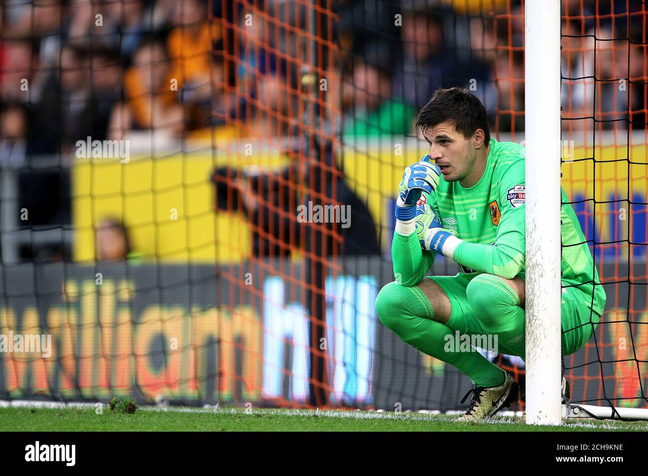 Il portiere di Hull City Eldin Jakupovic si allinea su un muro difensivo Foto Stock