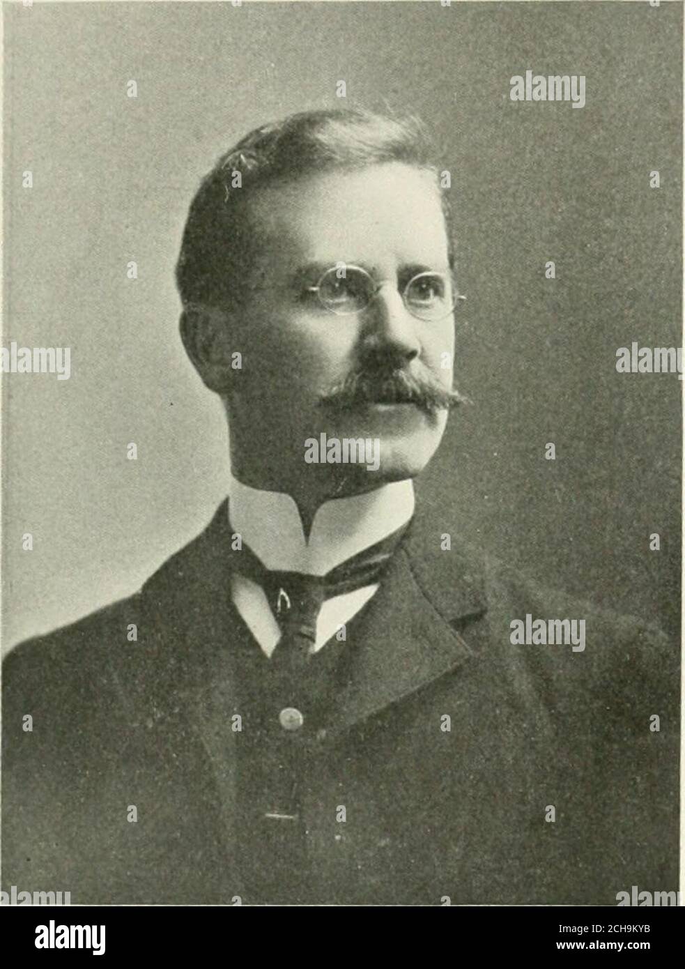 . Fitchburg passato e presente . GARDNER KIRK HUDSON. Nato a Fitchburg nel gennaio 22. 1875. Scuola superiore di Fitchburg educata.A. B. Laurea Brown Ur.Iversity 1896, Columbia University A. M. Laurea 1897. Harvard Law School 1901. Scuola principale Laurel Street 1897- 1898. consiglio comune dei membri. Reparto 4. 1902. 1903. 1904. CLIFFORD SPENCE ANDERSON. Figlio del Rev. Thomas D. Anderson, D. D. D., segretario della Corporazione della Brown University e membro del Consiglio dei Fellow. Bornat Portland. Io . Agosto 24. 1878. Risiedeva a Baltimora. M.. E Provincial-Dence. I. Graduate Worcester Academy 1896. Brown University Foto Stock