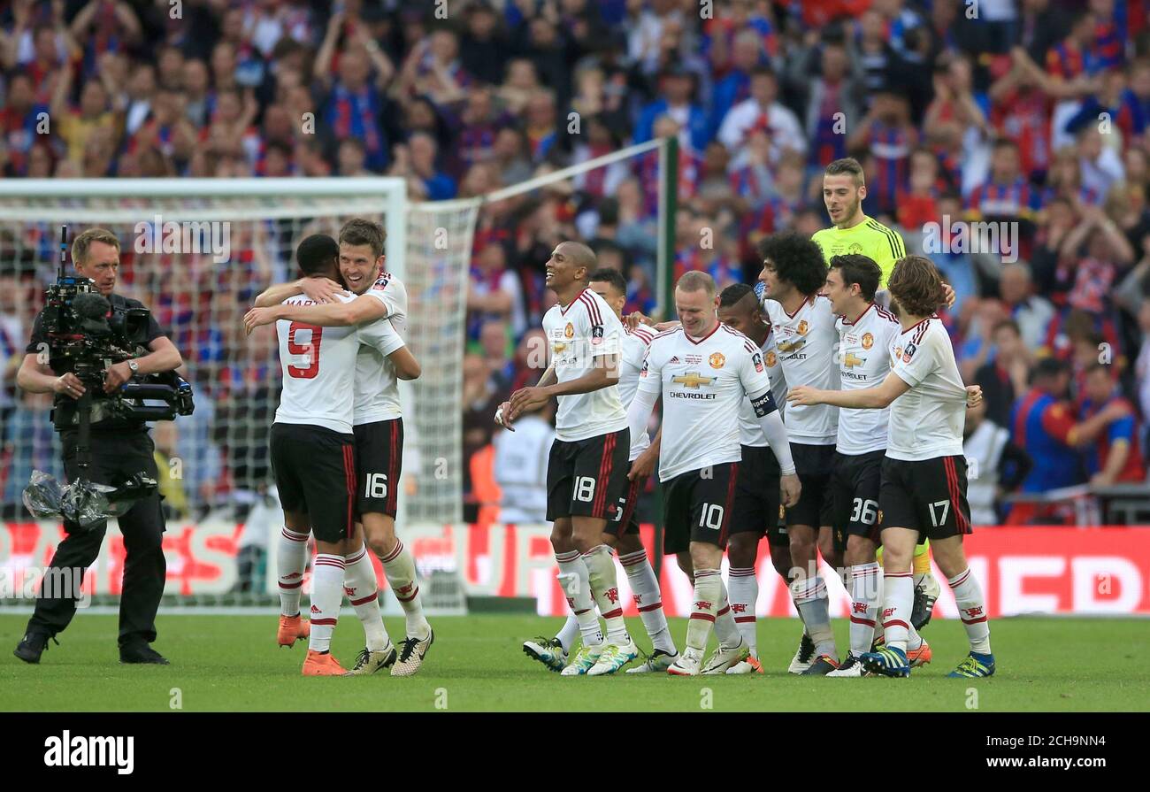 I giocatori di Manchester United festeggiano dopo il fischio finale Foto Stock