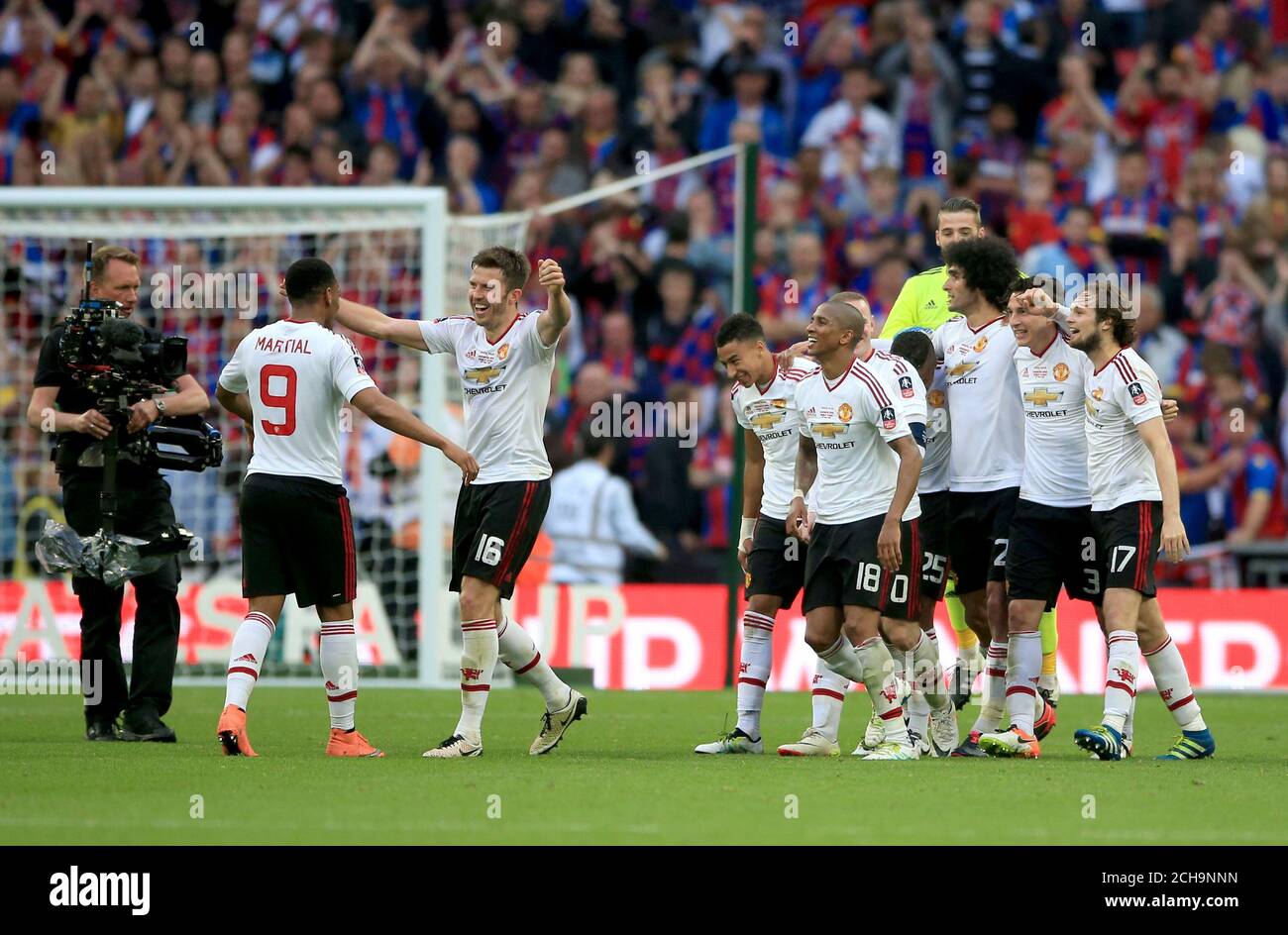 I giocatori di Manchester United festeggiano dopo il fischio finale Foto Stock