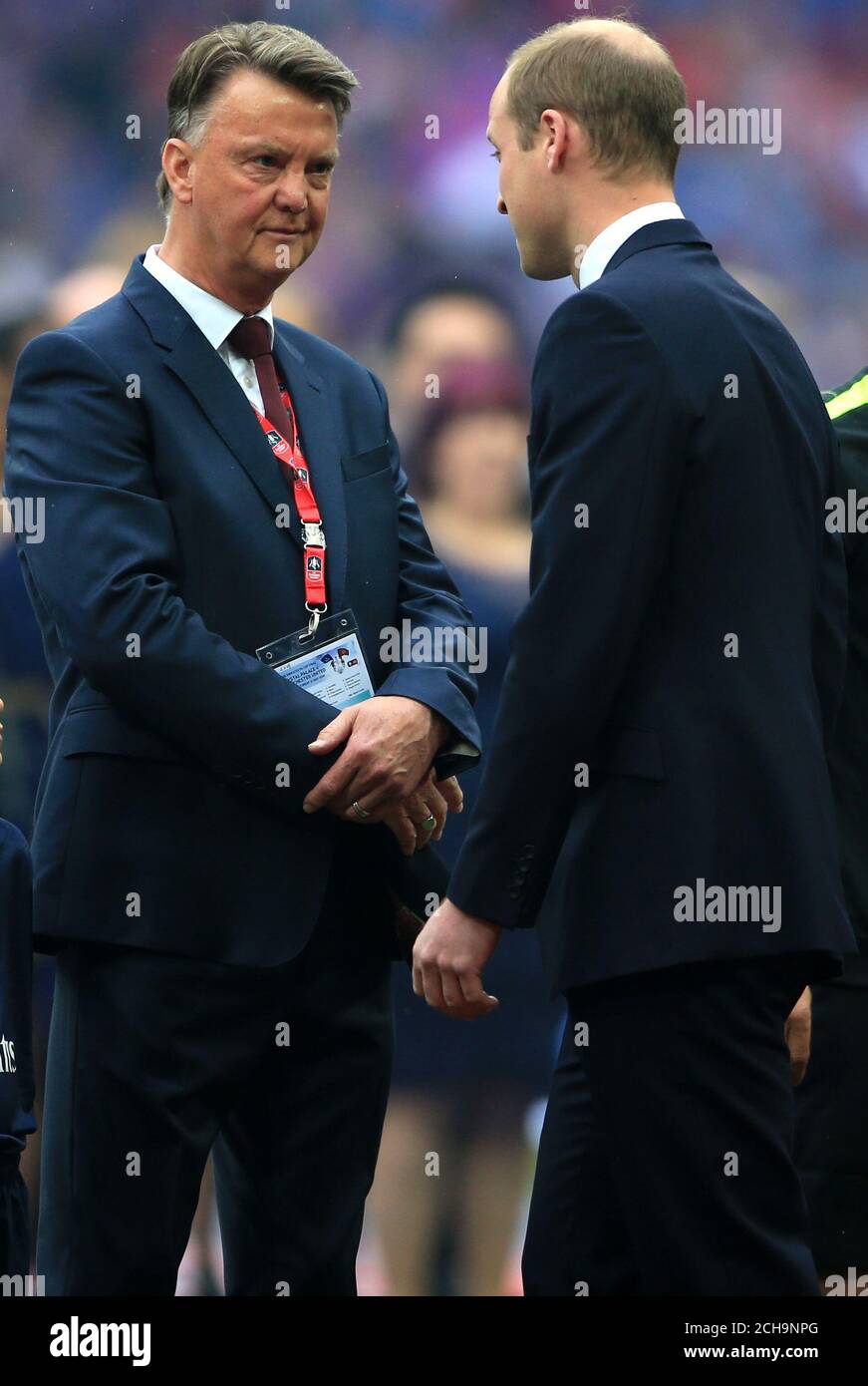 Il manager del Manchester United Louis van Gaal (a sinistra) scuote le mani con il principe William, duca di Cambridge Foto Stock