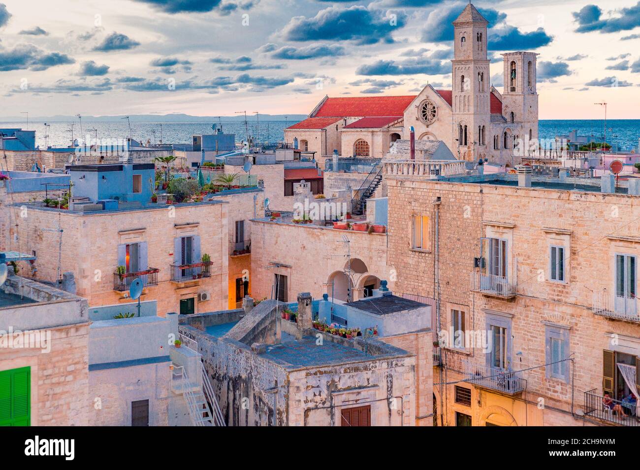 Splendida vista sui tetti di Giovinazzo, tipico borgo antico nei pressi di Bari in Puglia, nel sud Italia Foto Stock