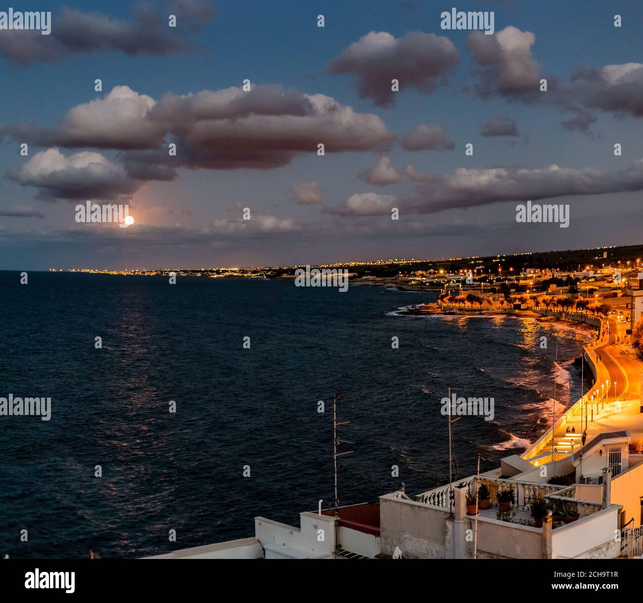Splendida vista sui tetti di Giovinazzo, tipico paese vicino Bari in Puglia nel sud Italia Foto Stock