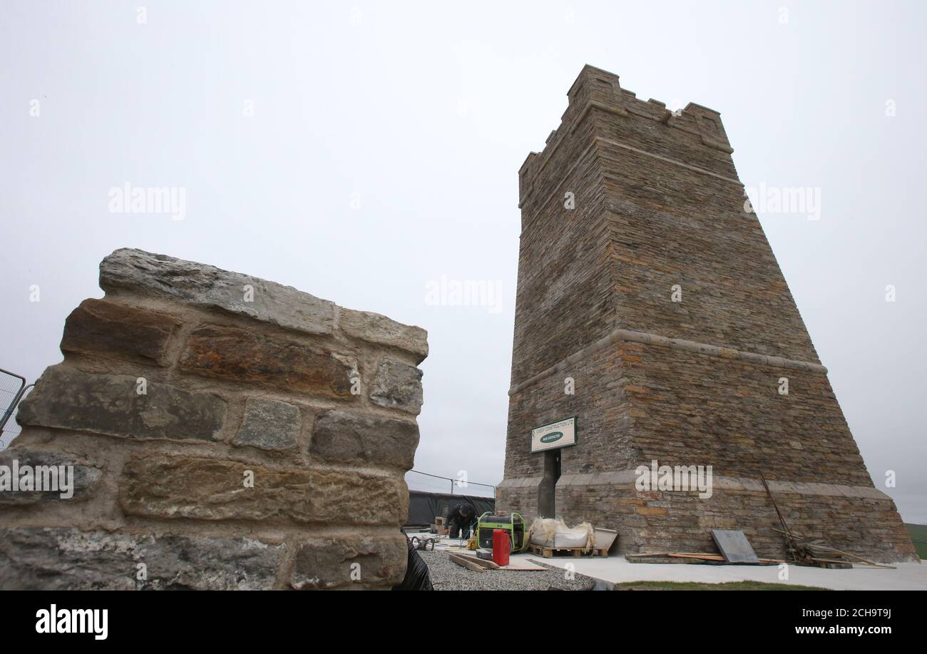 I preparativi finali sono stati fatti al recentemente restaurato Kitchener Memorial a Marwick Head a Orkney, dove la torre costruita per onorare la memoria di Lord Kitchener si trova. Foto Stock