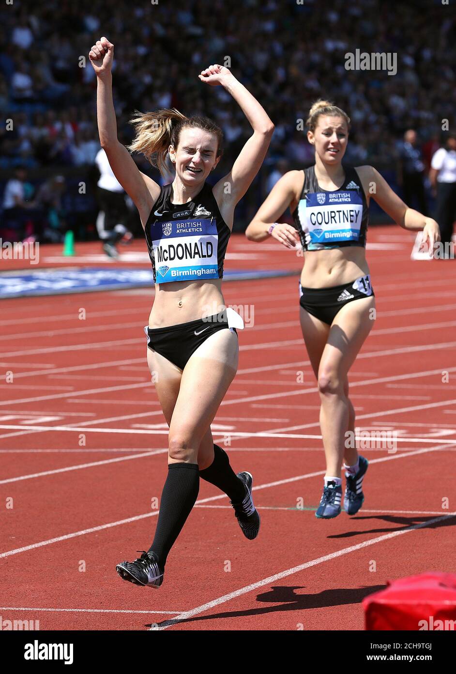 Il Sarah McDonald di Birchfield Harrier celebra la vittoria dei 1500m femminili durante l'evento della IAAF Diamond League all'Alexander Stadium di Birmingham. Foto Stock