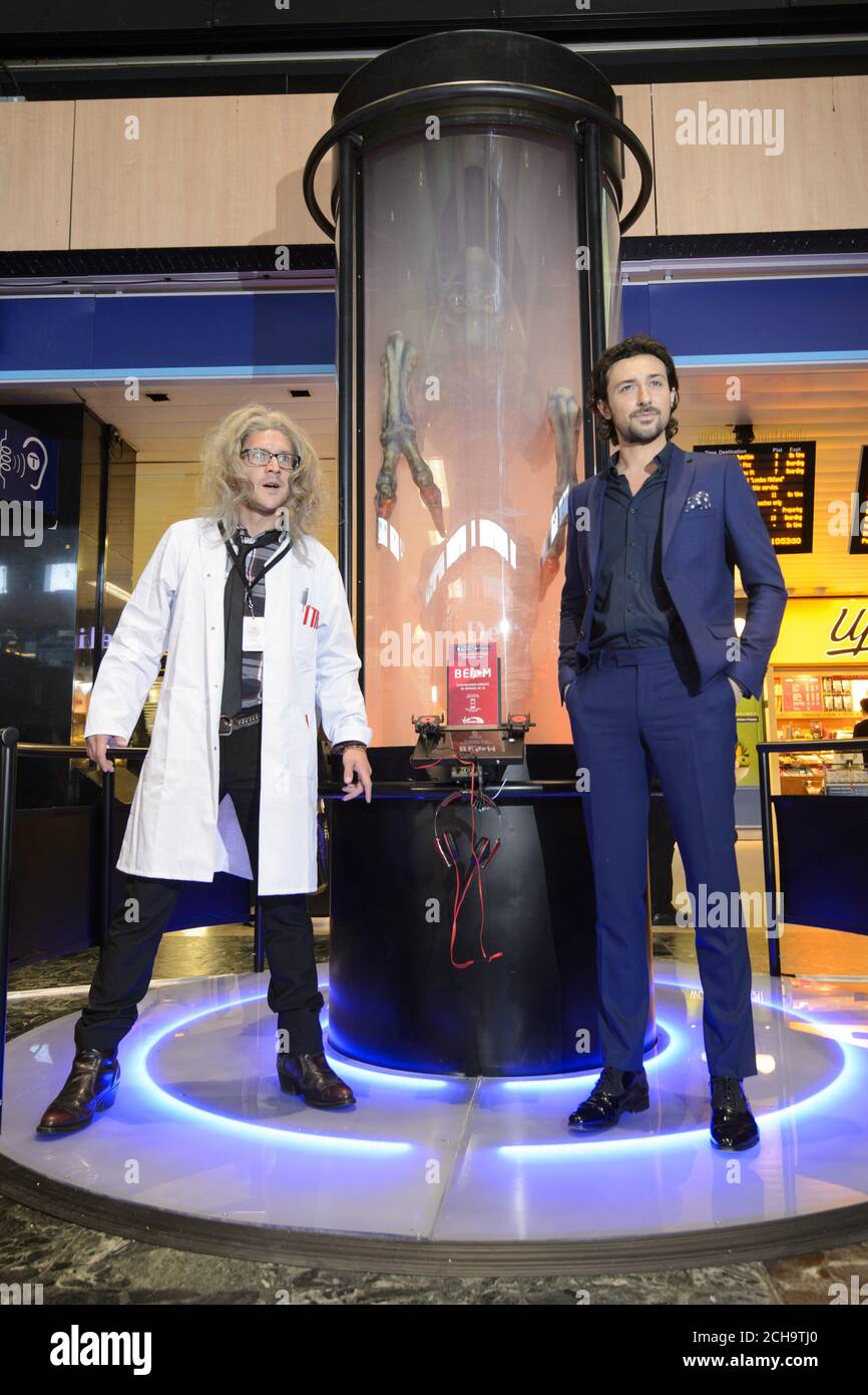 Un servizio di ricarica telefonica con un gigante Alien dal film INDEPENDENCE DAY: RESURGENCE è svelato da Alex Zane (r) alla stazione Euston a Londra. PREMERE ASSOCIAZIONE foto. Data immagine: Lunedì, 6 marzo 2016. Il credito fotografico dovrebbe essere: Matt Crossick/PA Wire. Il servizio di tariffazione lancia Virgin Trains nuovo servizio di intrattenimento, BEAM. Foto Stock