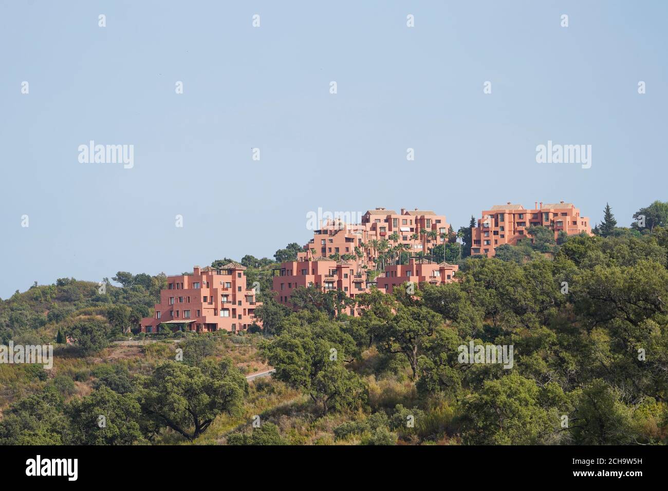 Appartamenti, foresta di querce da sughero, vicino a Marbella, Spagna. Foto Stock