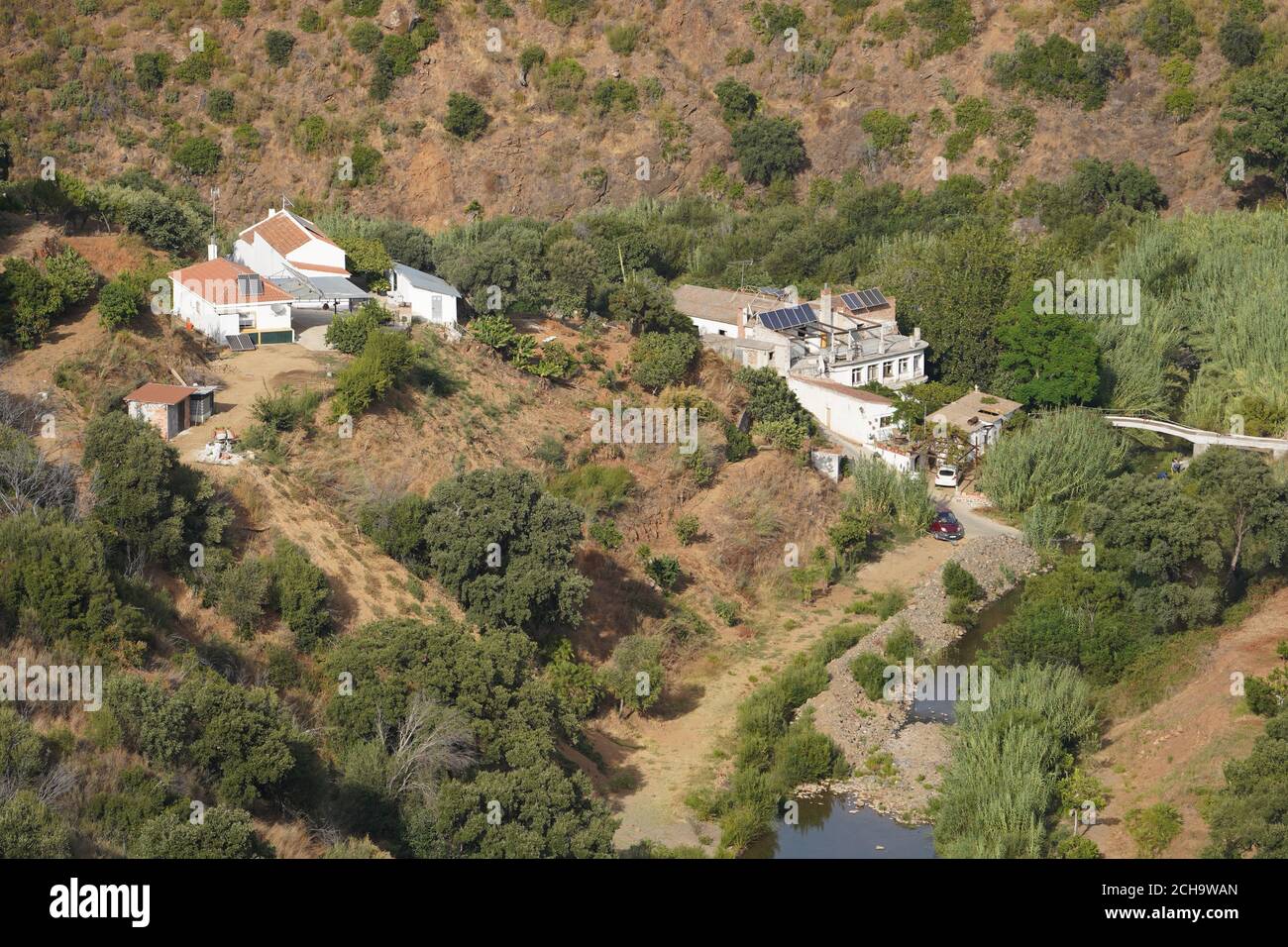 Finca Spagnola sul fiume Ojen a la Mairena, nell'entroterra autunnale vicino Marbella, Andalusia, Spagna. Foto Stock