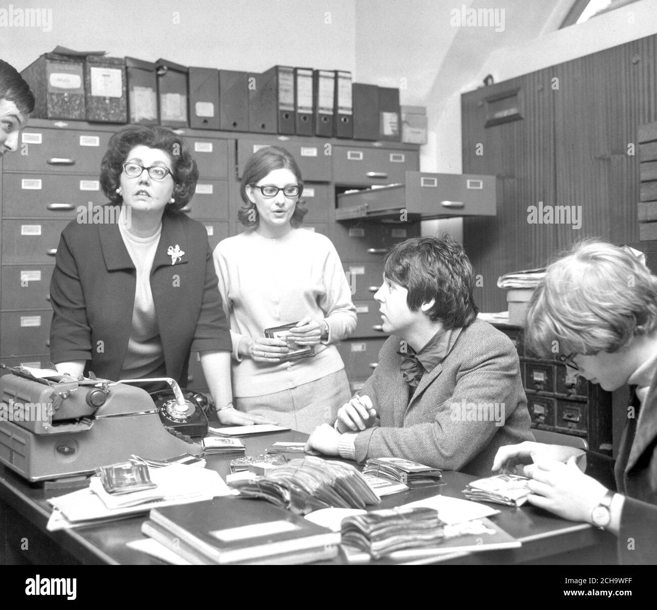 Paul McCartney e Peter Asher visitano la Biblioteca fotografica dell'Associazione Stampa (PA). Foto Stock