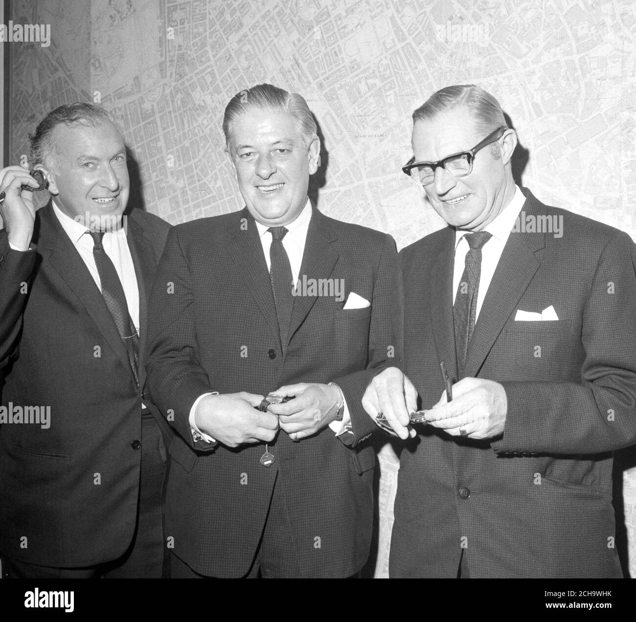 (l-r) SC Kirby, Vice Chief Sub-Editor e Copy Taker in Special Services, LP Dommersen, Shorthand Typist in Administration, e LG Westacott, Dispatch Clerk, con i loro orologi presentati in riconoscimento del loro lungo servizio presso la Press Association. Foto Stock
