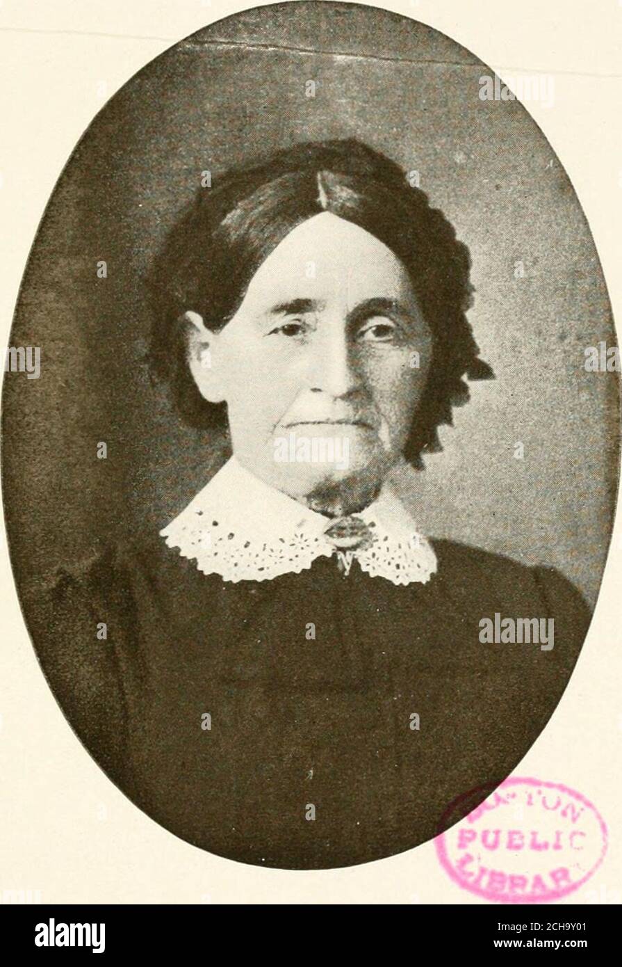 . Storia di Robert Chaffin e dei suoi discendenti, e degli altri Chaffins in America. Nown come H. Beelman & Co., e rappresenta la quinta generazione della famiglia in questa linea di affari. 22 maggio 1901, m.. Anna E. Krause di Mansfield, O., b. 27 agosto 1876; dau. Di George P. e Rosa Re-man. Un bambino, Dorothy Ruth, b. 30 agosto 1907.97 xi. Elmer Ellsworth, n. 9 giugno 1861. 41 DANIELE (Pietro 15), n. in Stowe, Mass., 15 dicembre 1787; d. in Lorraine, N. Y., 27 agosto 1854; m. 1, Martha Smith, dau. Di David di Smiths Mills, ora Adams, N. Y., b. 18 luglio 1795; d.Mar. 3, 1843. Daniele venne con la sua f Foto Stock