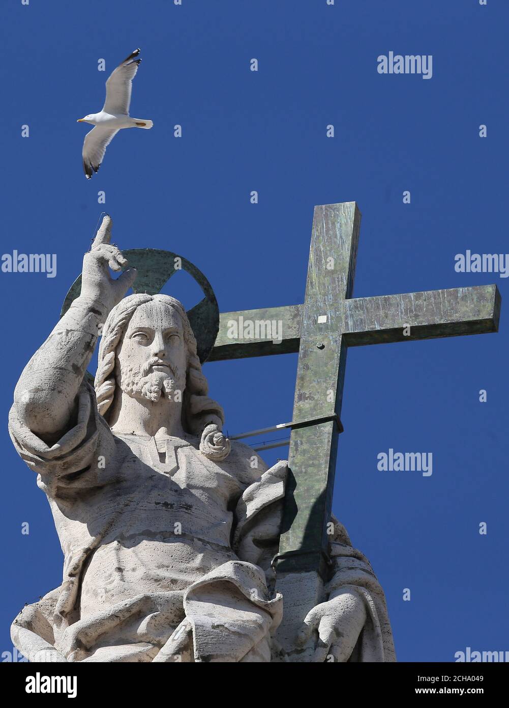 Un gabbiano sorvola una statua di San Pietro mentre Papa Francesco (non raffigurato) conduce la sua udienza generale settimanale in Piazza San Pietro in Vaticano, 2 marzo 2016. REUTERS/Alessandro Bianchi Foto Stock