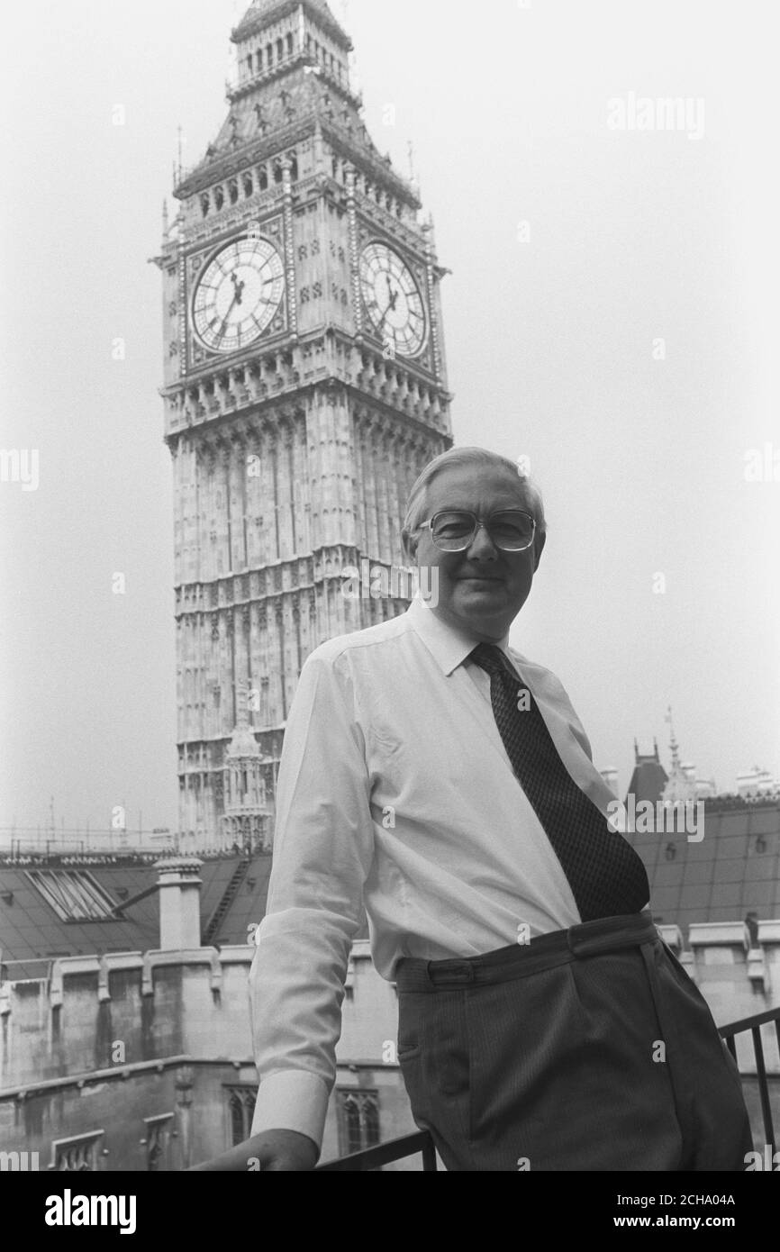 Con la torre dell'orologio Big ben sullo sfondo, l'ex primo ministro laburista James Callaghan durante la sua intervista con la Press Association sul balcone fuori dal suo ufficio alla House of Commons, Westminster, Londra. Foto Stock