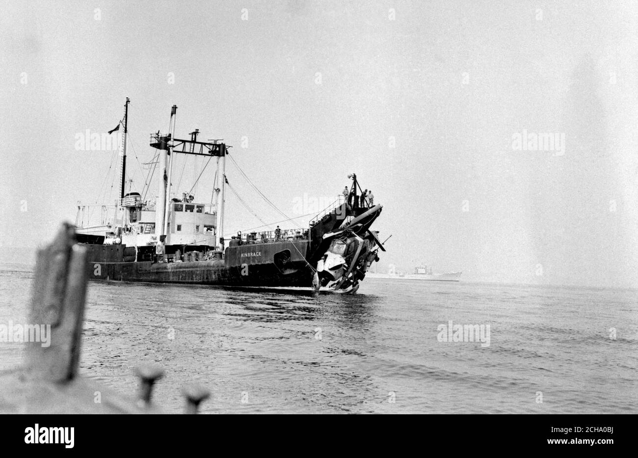 L'elicottero Wessex che trasporta fotografi della stampa, tra cui il fotografo dell'PA Nick Beer, che si è schiantato in mare al largo di Portland, viene mostrato sollevato dalla baia di Weymouth dalla nave di salvataggio Kinbrace. Foto Stock
