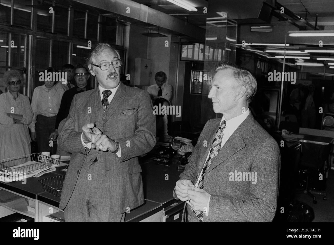 (L-R) membro redattore Reg Evans e copia taker Frank Jones durante una presentazione di ritiro dell'associazione di stampa. Foto Stock