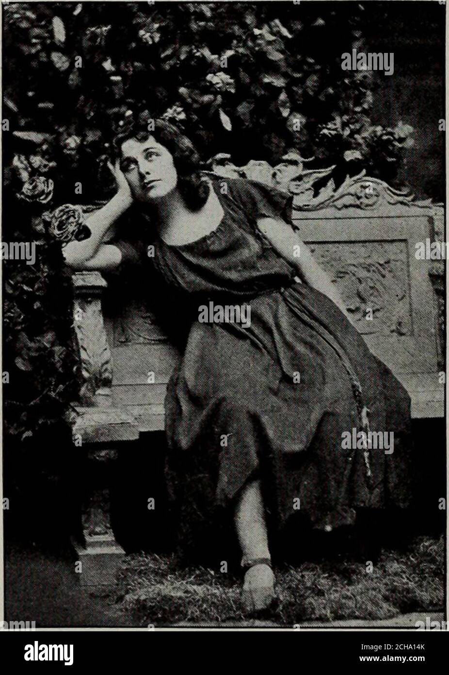 . Il libro di Victrola dell'opera : Storie di centoventi opere con settecento illustrazioni e descrizioni di dodici-cento dischi d'opera Victor. Ondensato) 31336 12 pollici, l'overture è piena di grazia e delicatezza per cui la musica Thomas è celebrata, e contiene i temi principali, in particolare la spassosa Polonaise di Filina. ATTO i SCENA - cortile di una locanda tedesca Mignon, una figlia di genitori nobili, è stato stolenquando un bambino da zingari, e come l'atto si apre è agirl di diciassette, costretto a ballare nelle strade pubbliche dal brutale Giarno, capo della banda zingara. Il primo scen Foto Stock