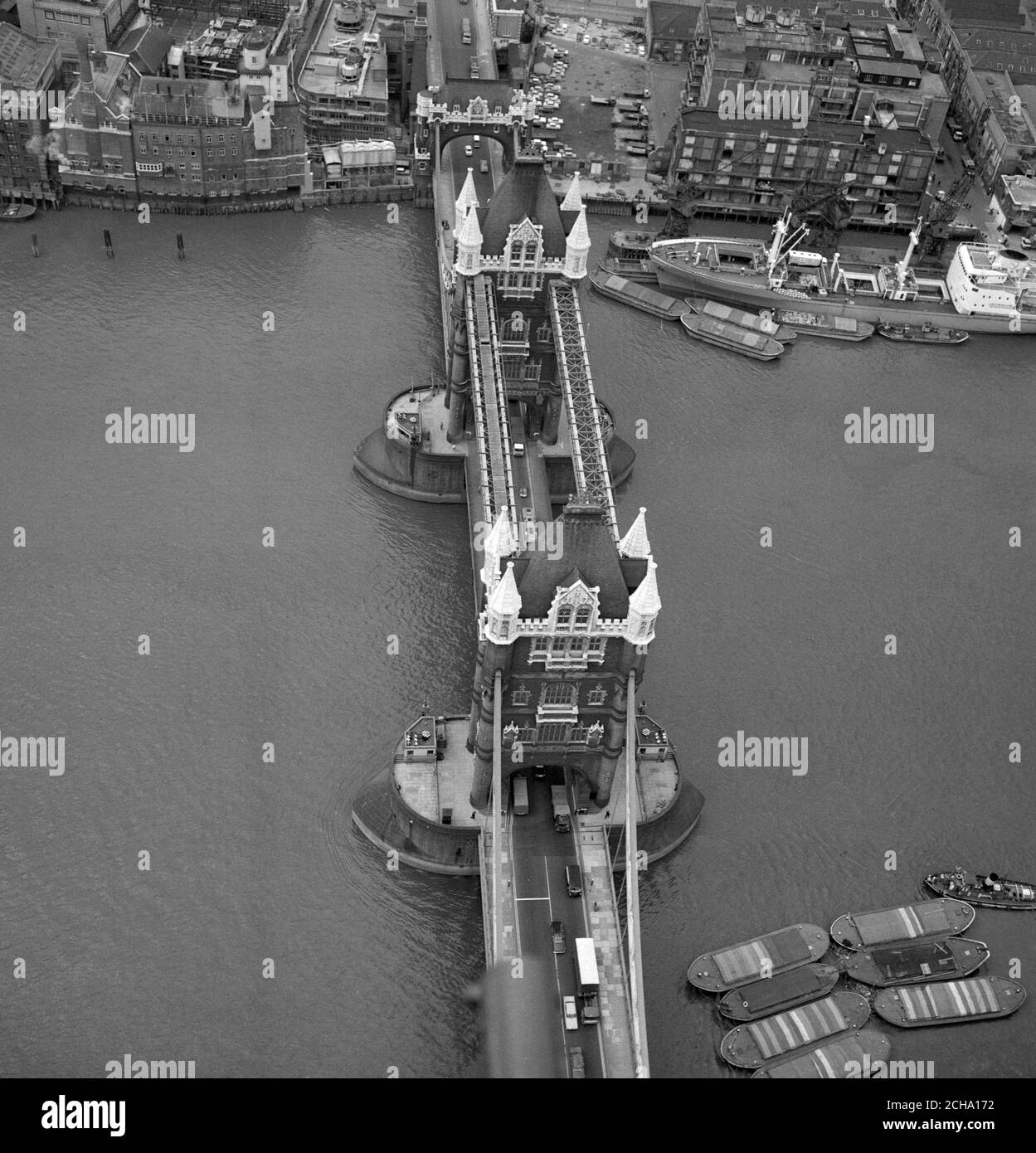 Vista aerea del famosissimo punto di riferimento londinese - Tower Bridge. Foto Stock