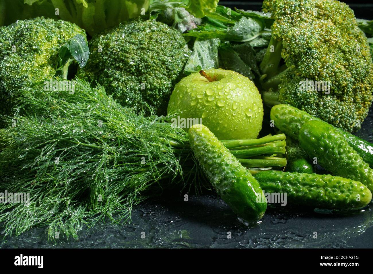Immagine del set di verdure verdi umide con mela Foto Stock