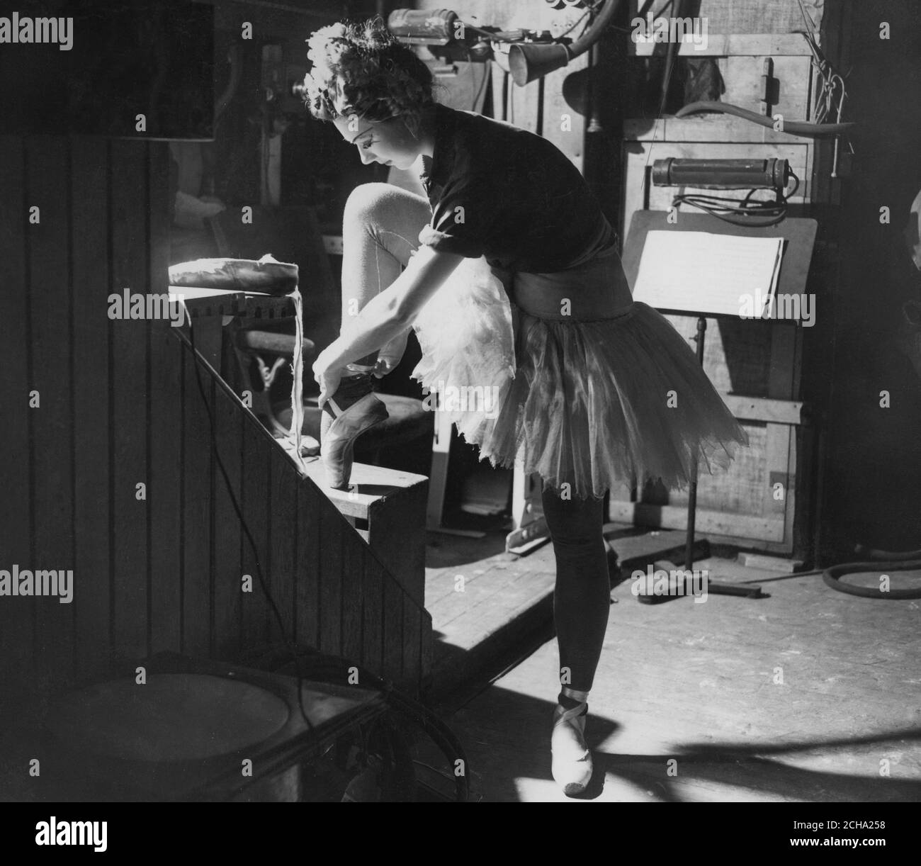 Beryl Grey, un giovane membro del Balletto di Sadler's Wells, durante le prove per la bellezza addormentata, il balletto che il Re e la Regina vedranno quando la Royal Opera House di Covent Garden aprirà stasera. Foto Stock