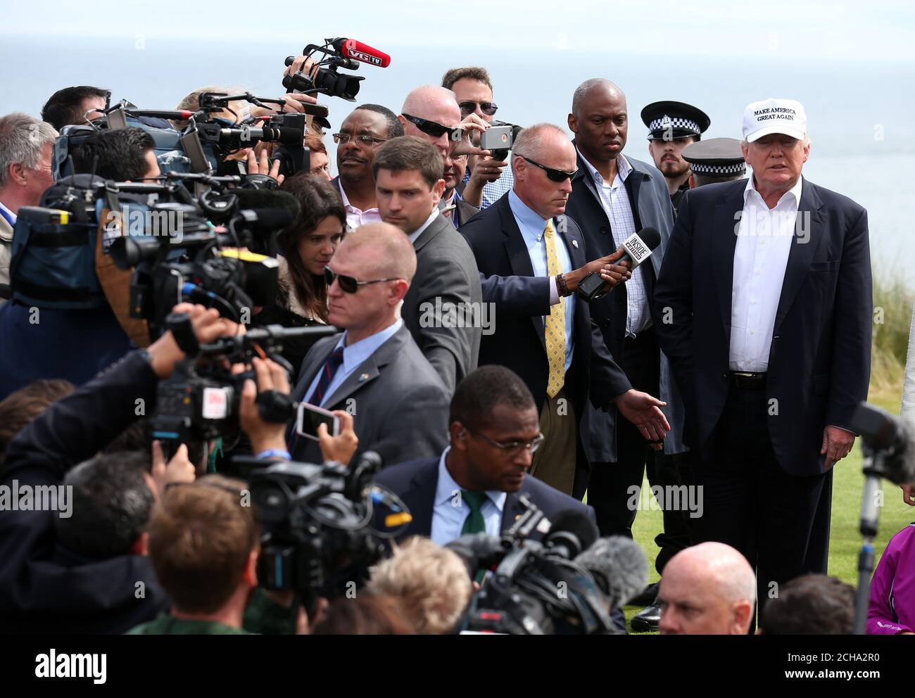 Donald Trump parla con i media durante un tour Del suo corso dopo che è arrivato a Trump International Golf Collegamenti a Balmeddie Foto Stock