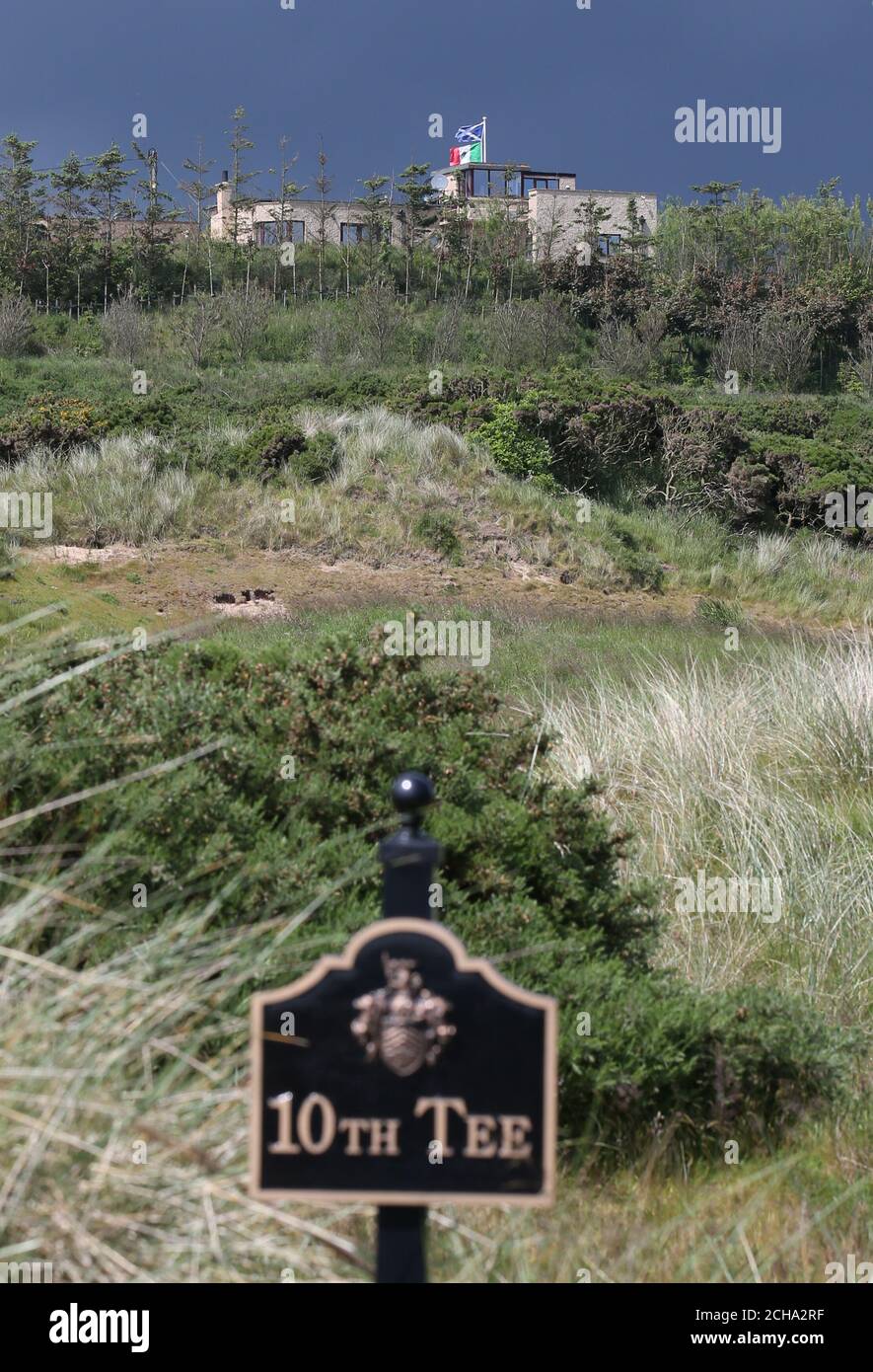 Una bandiera messicana flutters nel vento da una casa Confinante con Trump International Golf Links a Balmeddie Foto Stock