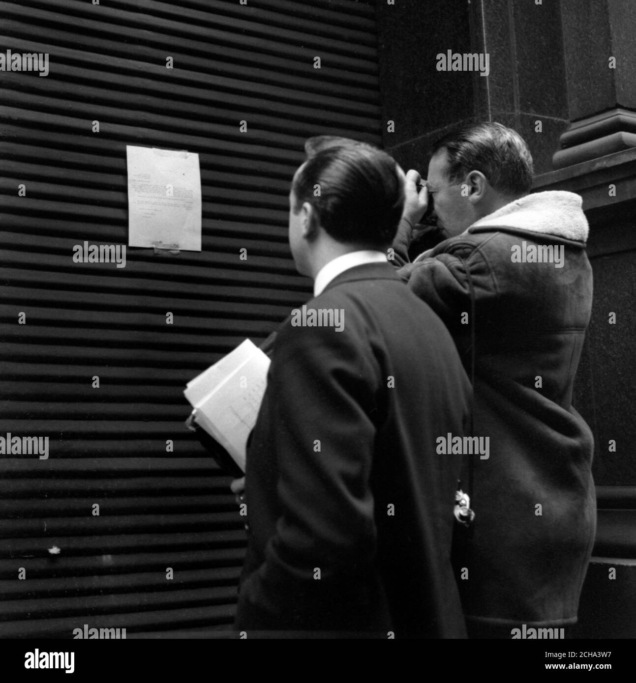 Persone che leggono la Borsa chiuso avviso in Throgmorton Street, Londra. Le banche e le borse in Gran Bretagna e Irlanda del Nord sono chiuse a causa della svalutazione della sterlina. Foto Stock