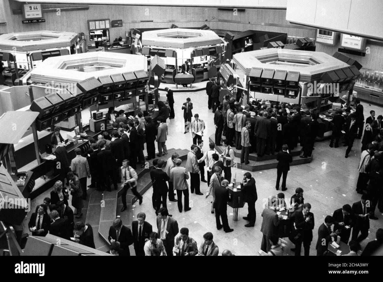 La sezione Opzioni negoziate della Borsa di Londra brulica di attività, in quanto i prezzi delle azioni continuano a crollare dopo il crollo di ieri a Wall Street. Foto Stock
