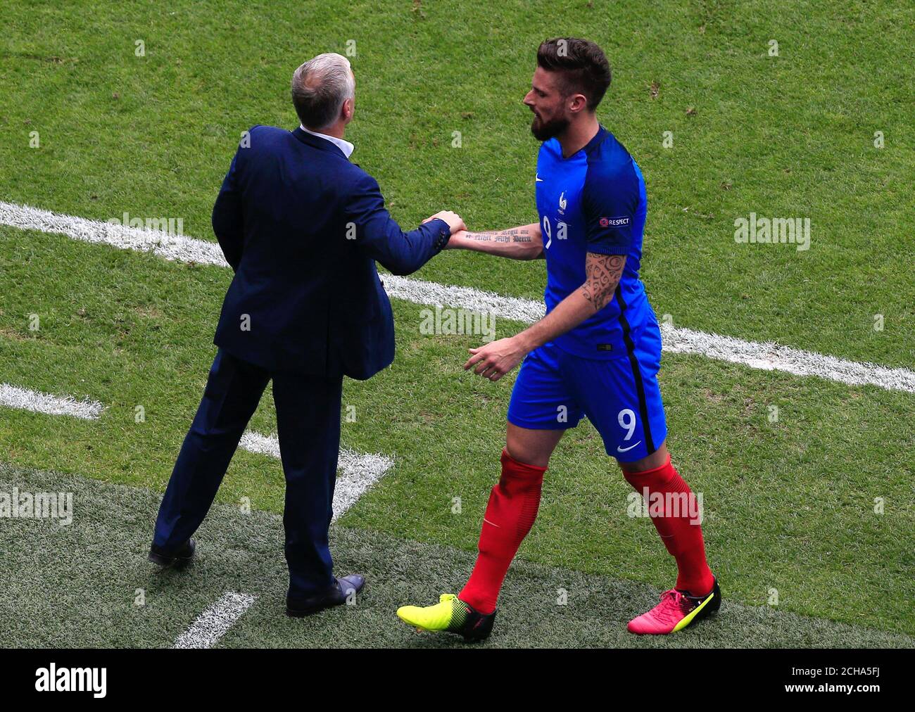 Olivier Giroud in Francia stringe le mani con il manager francese Didier Deschamps durante la partita del 16 allo Stade de Lyon, Lione. Foto Stock