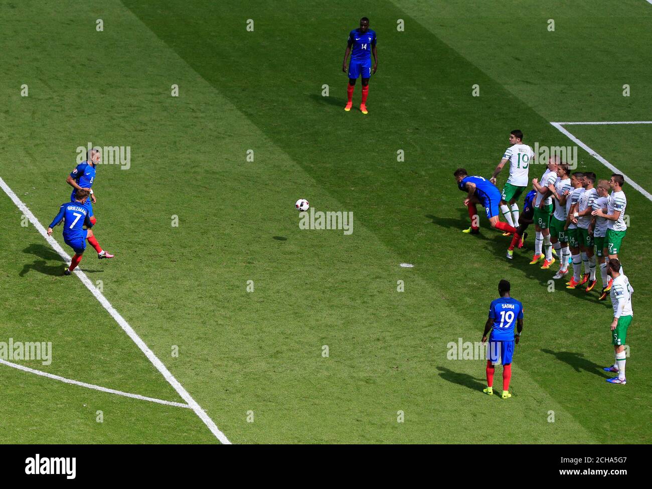 Antoine Griezmann in Francia si prende un calcio d'punizione durante il round del 16 allo Stade de Lyon, Lione. Foto Stock