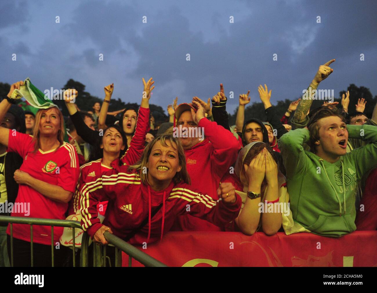 Welsh tifosi guardare il Galles v Belgio gioco presso Coopers campo fanzone, Cardiff. Foto Stock