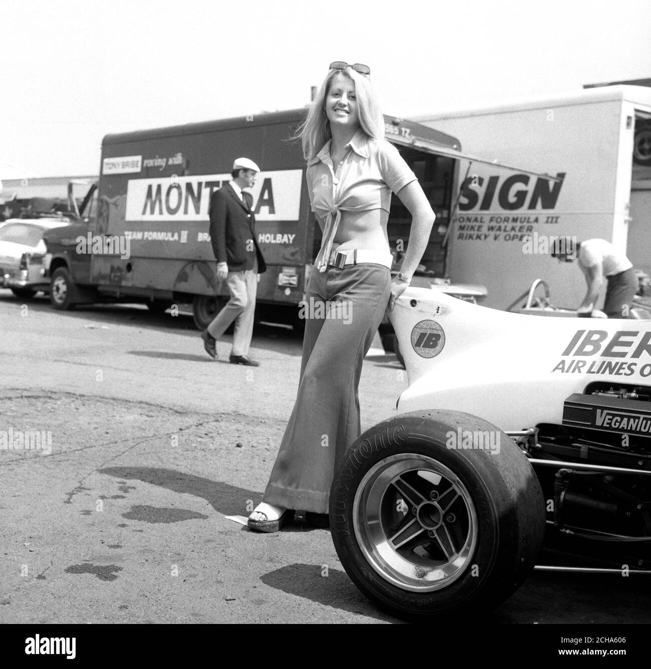 Godendo il sole a Brands Hatch è Nancy Jackson, 24, dalla Florida, Stati Uniti. Brands Hatch è il luogo di ritrovo di domani per il Gran Premio di Gran Bretagna. Foto Stock