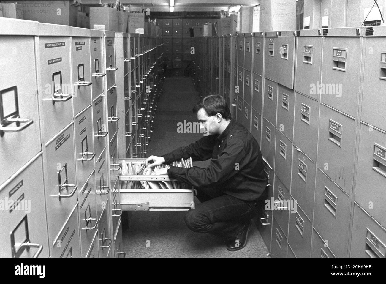 Stuart Dempsey sta facendo ricerche nella PA News Library. Foto Stock