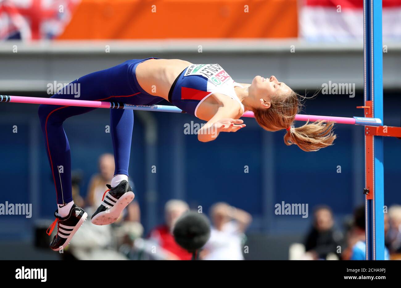 Isobel Pooley della Gran Bretagna in azione nel salto in alto durante il primo giorno dei Campionati europei di atletica 2016 allo Stadio Olimpico di Amsterdam. Foto Stock