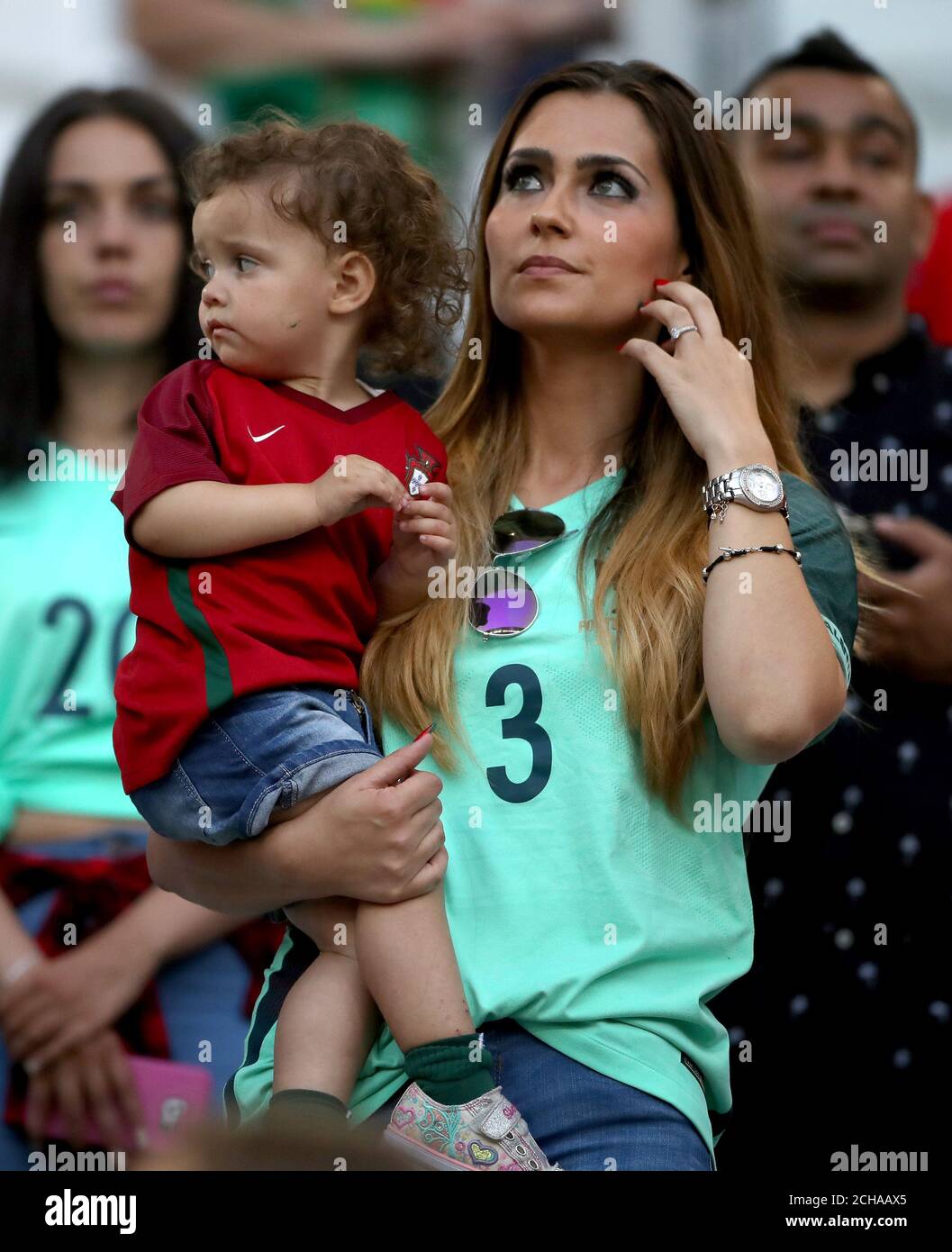 Ana Sofia Moreira fidanzata della Pepe del Portogallo negli stand. Foto Stock
