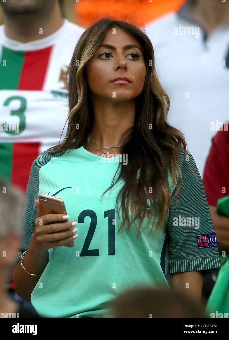 Filipa Brandao, fidanzata dei Cedric Soares del Portogallo negli stand prima del gioco Foto Stock