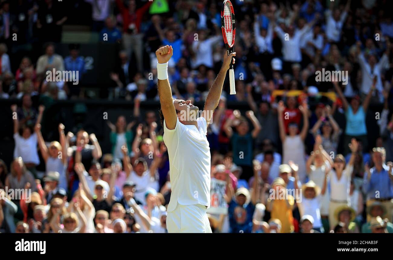 Il terzo seme svizzero Roger Federer ha battuto il nono seme croato Marin Cilic 6-7 (4/7) 4-6 6-3 7-6 (11/9) 6-3 nei quarti di finale di Wimbledon il 9° giorno dei Campionati di Wimbledon al All England Lawn Tennis and Croquet Club di Wimbledon. Foto Stock