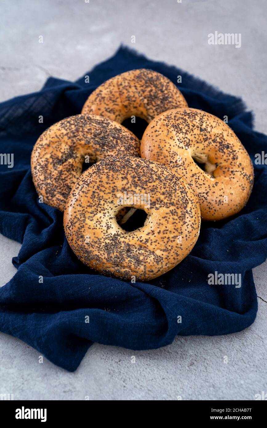 Panno blu pieno di bagel su un banco di marmo Foto Stock