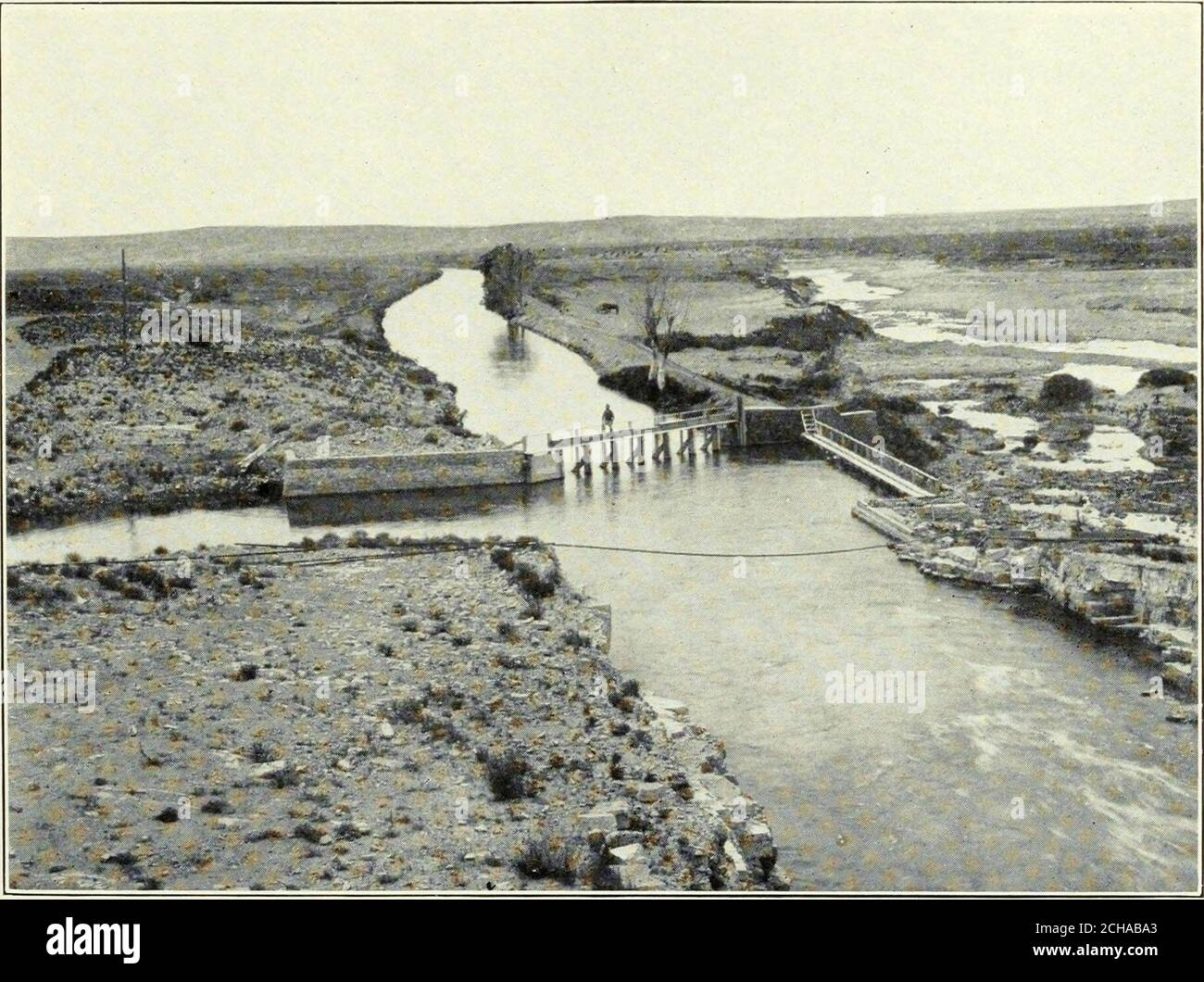. Water Supply and Irrigation Papers of the United States Geological Survey . L--*5** LAGO MEMILLAN RESERVOIR, PROGETTO CARLSBAD, NUOVO MESSICO.. B. CANALE PRINCIPALE DI AVALON DALLE PORTE PRINCIPALI DELLA DIGA DI AVALON, PROGETTO CARLSBAD, NUOVO MESSICO. BACINO DI DRENAGGIO DEL FIUME PECOS. 117 a causa del carattere estremamente mutevole del canale, è possibile effettuare stime affidabili di scarica a meno che non si tengano molto frequenti. I fondi disponibili per il 1907 e il 1908 erano del tutto inadeguati per consentire stime di discarica per il 1907, ma molto approssimative, e non consentivano alcuna stima per il 1908. Misurazione dello scarico Foto Stock