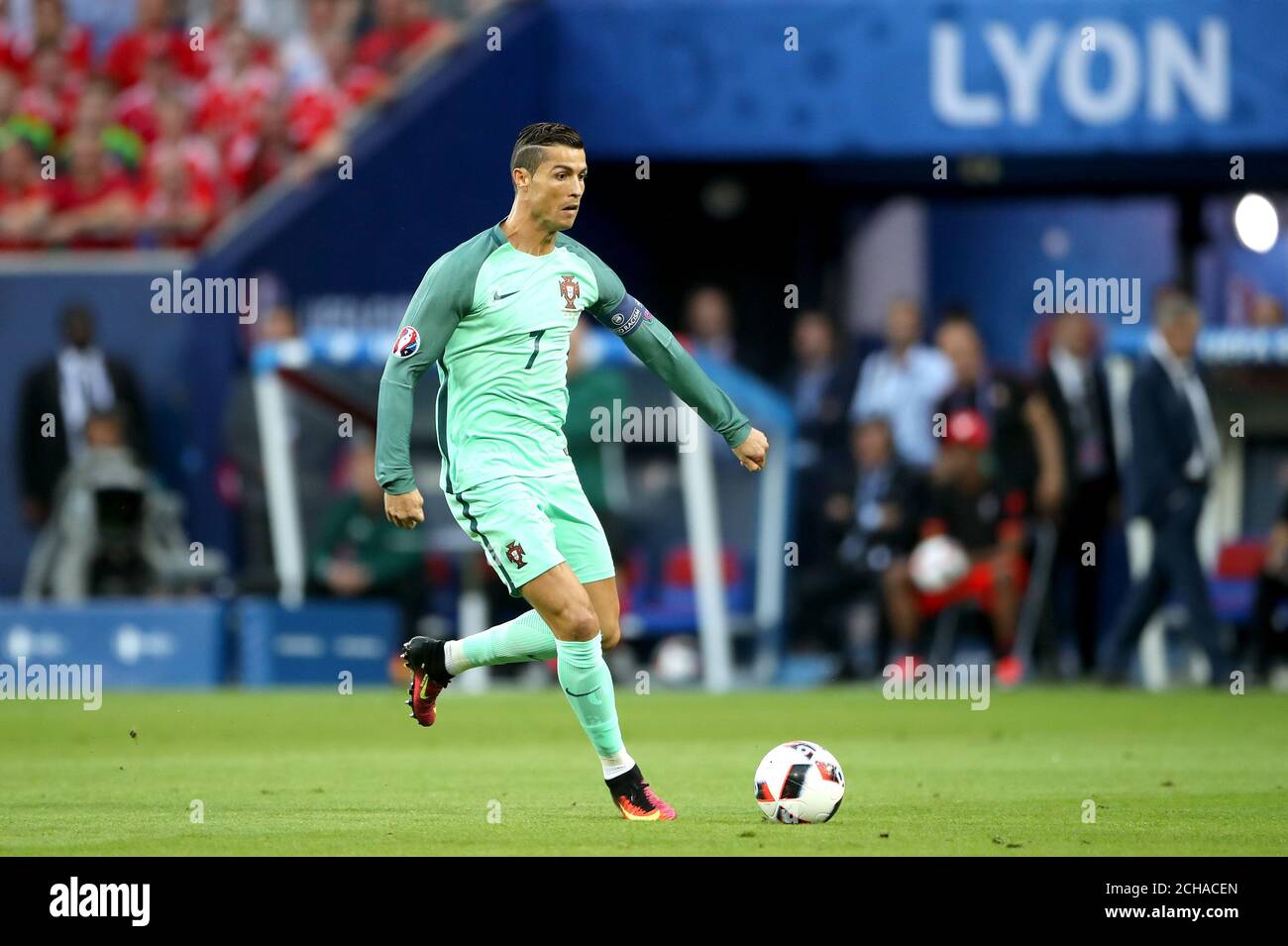 Cristiano Ronaldo del Portogallo in azione durante la UEFA Euro 2016, partita semifinale allo Stade de Lyon, Lione. Foto Stock