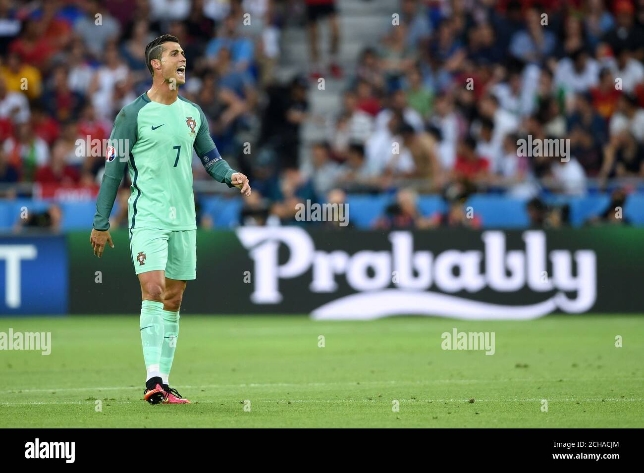 Cristiano Ronaldo del Portogallo durante la UEFA Euro 2016, partita semifinale allo Stade de Lyon, Lione. PREMERE ASSOCIAZIONE foto. Data immagine: Mercoledì 6 luglio 2016. Vedi PA storia CALCIO Galles. Il credito fotografico dovrebbe essere: Joe Giddens/PA Wire. RESTRIZIONI: L'uso è soggetto a limitazioni. Solo per uso editoriale. Sono consentite vendite di libri e riviste, non esclusivamente dedicate a una squadra/giocatore/partita. Nessun uso commerciale. Per ulteriori informazioni, chiamare il numero +44 (0)1158 447447. Foto Stock